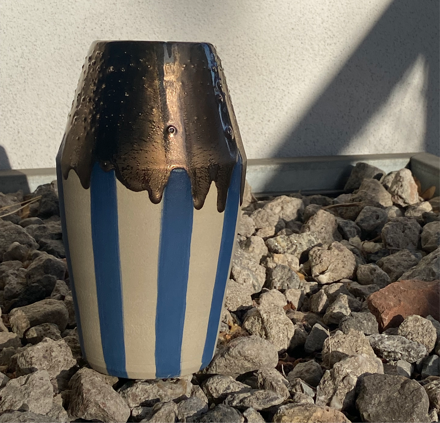 Vase "Grlz" No 3 mit blauen Streifen und gold fliessender Glasur