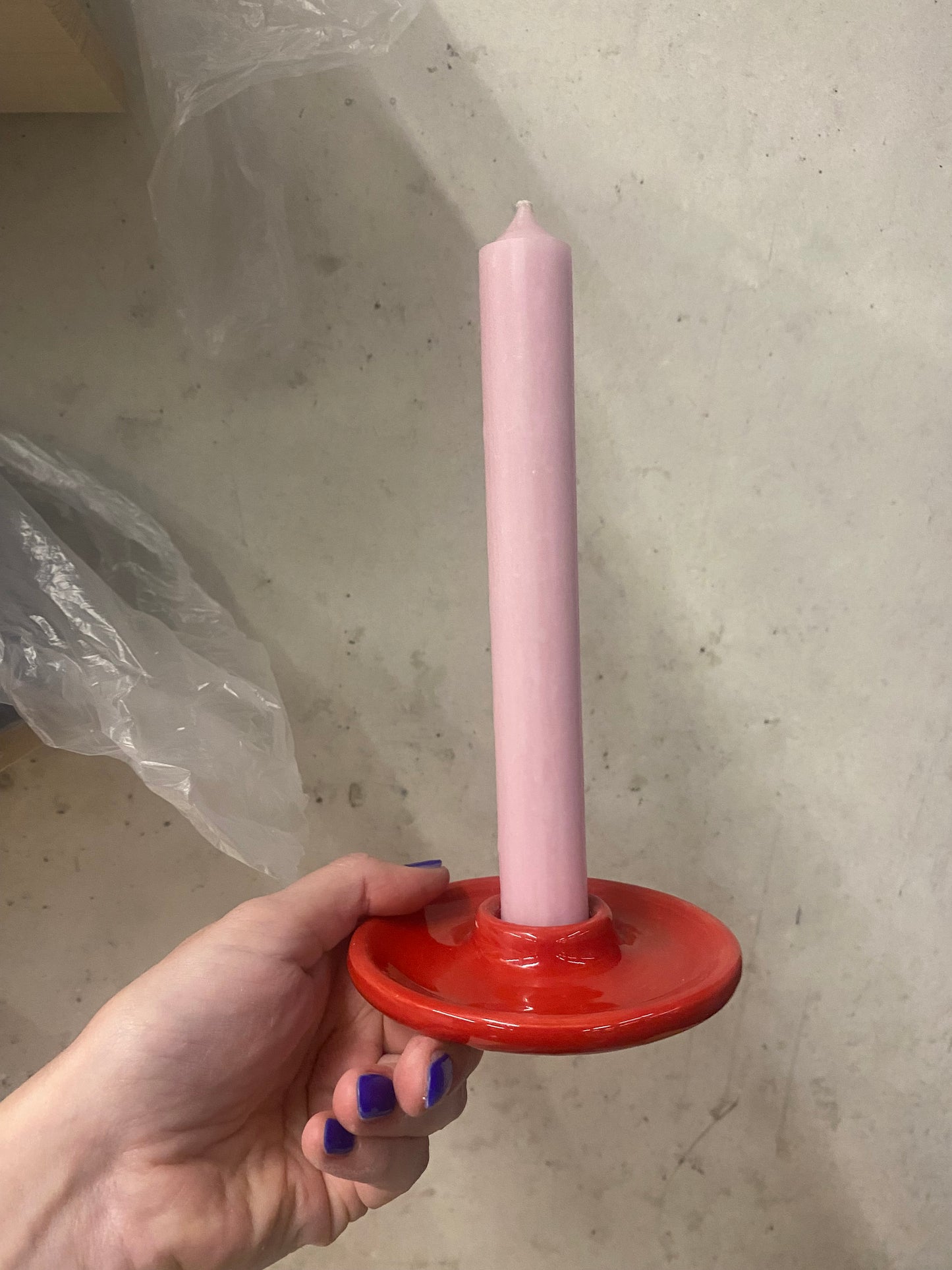 Kerzenhalter Pip in cosy red + Kerze rose oder schwarz