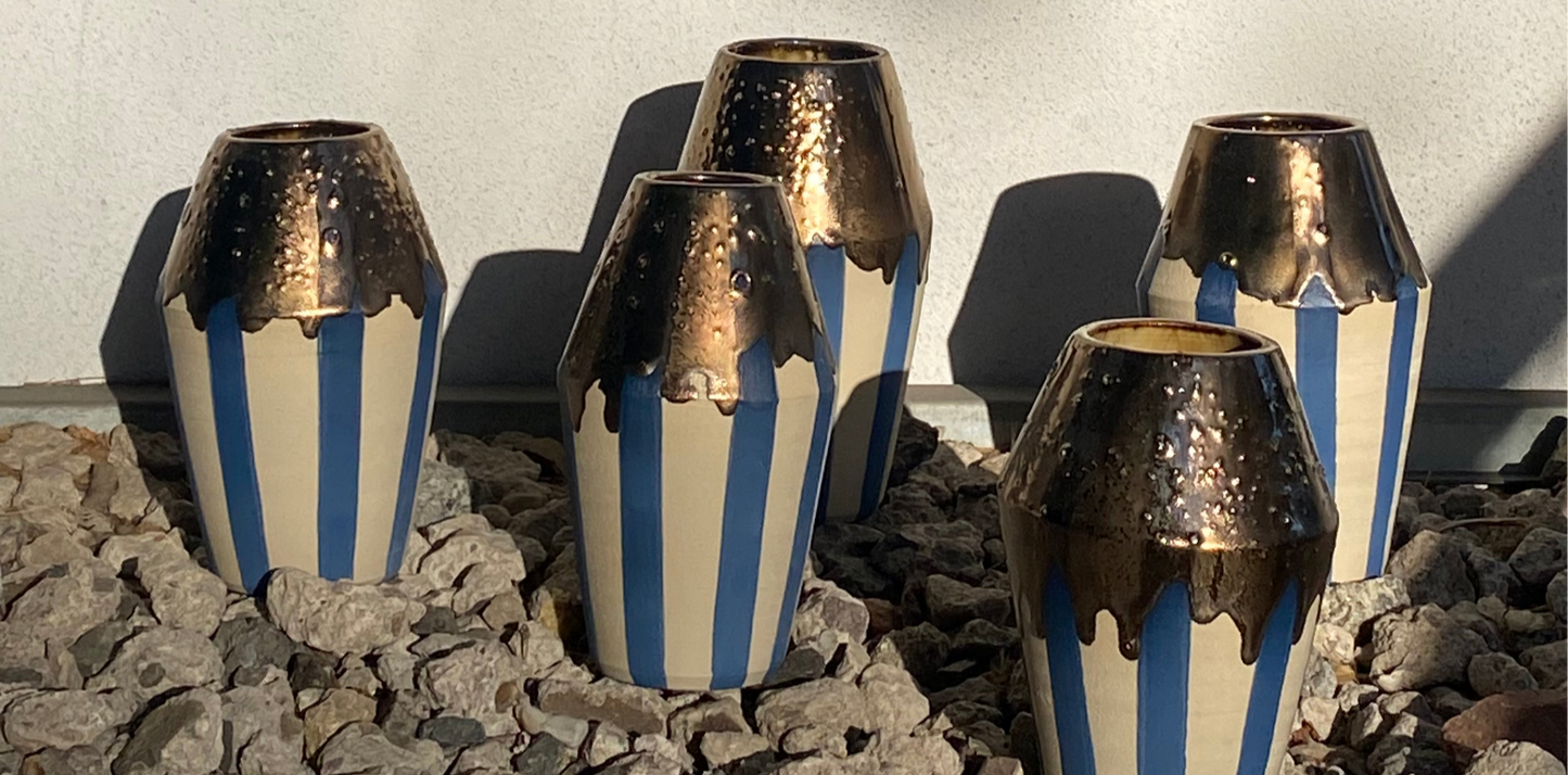 Vase "Grlz" No 2 mit blauen Streifen und gold fliessender Glasur