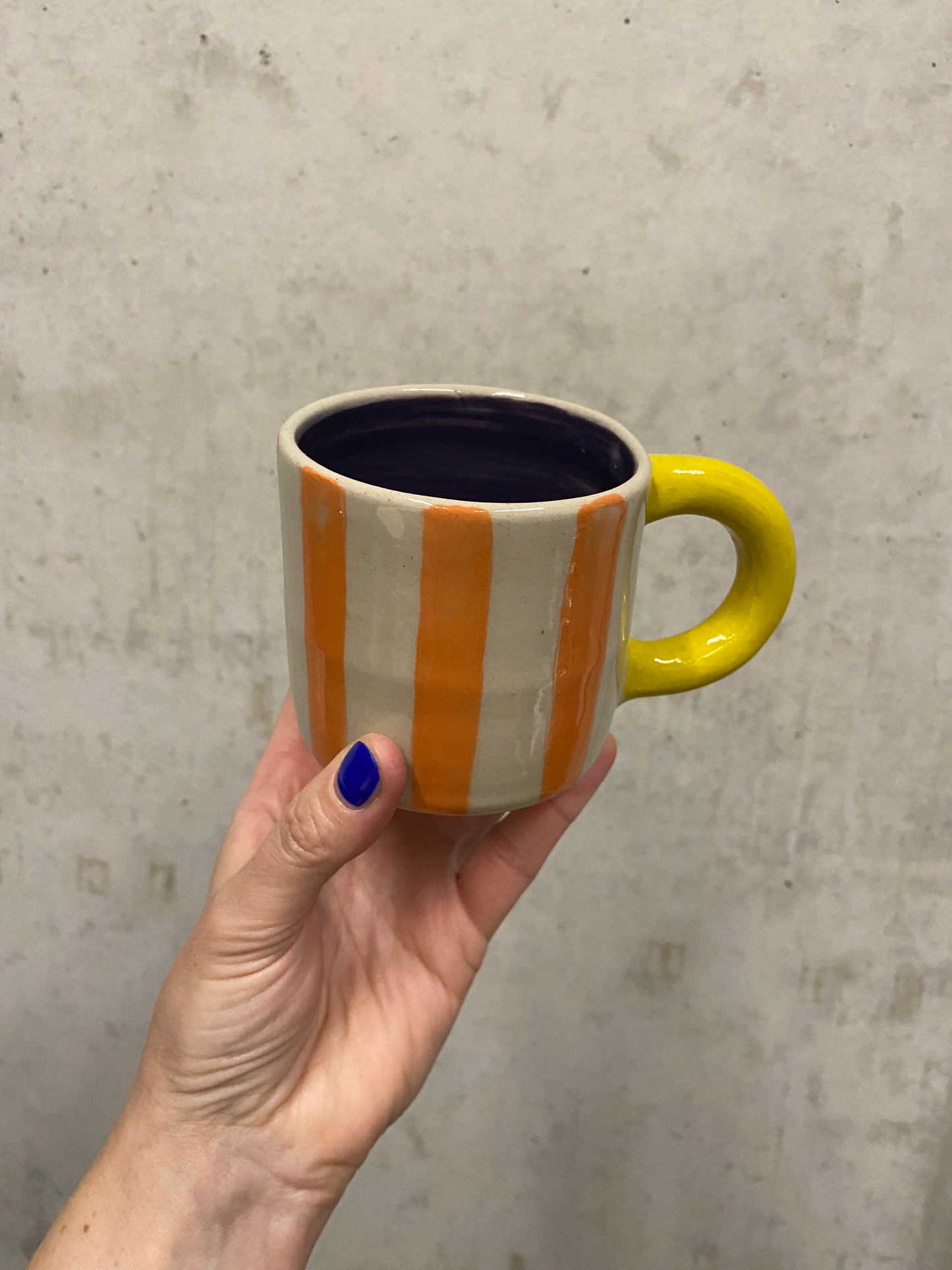 Keramiktasse "Gutti" in orange/ gelb / lila