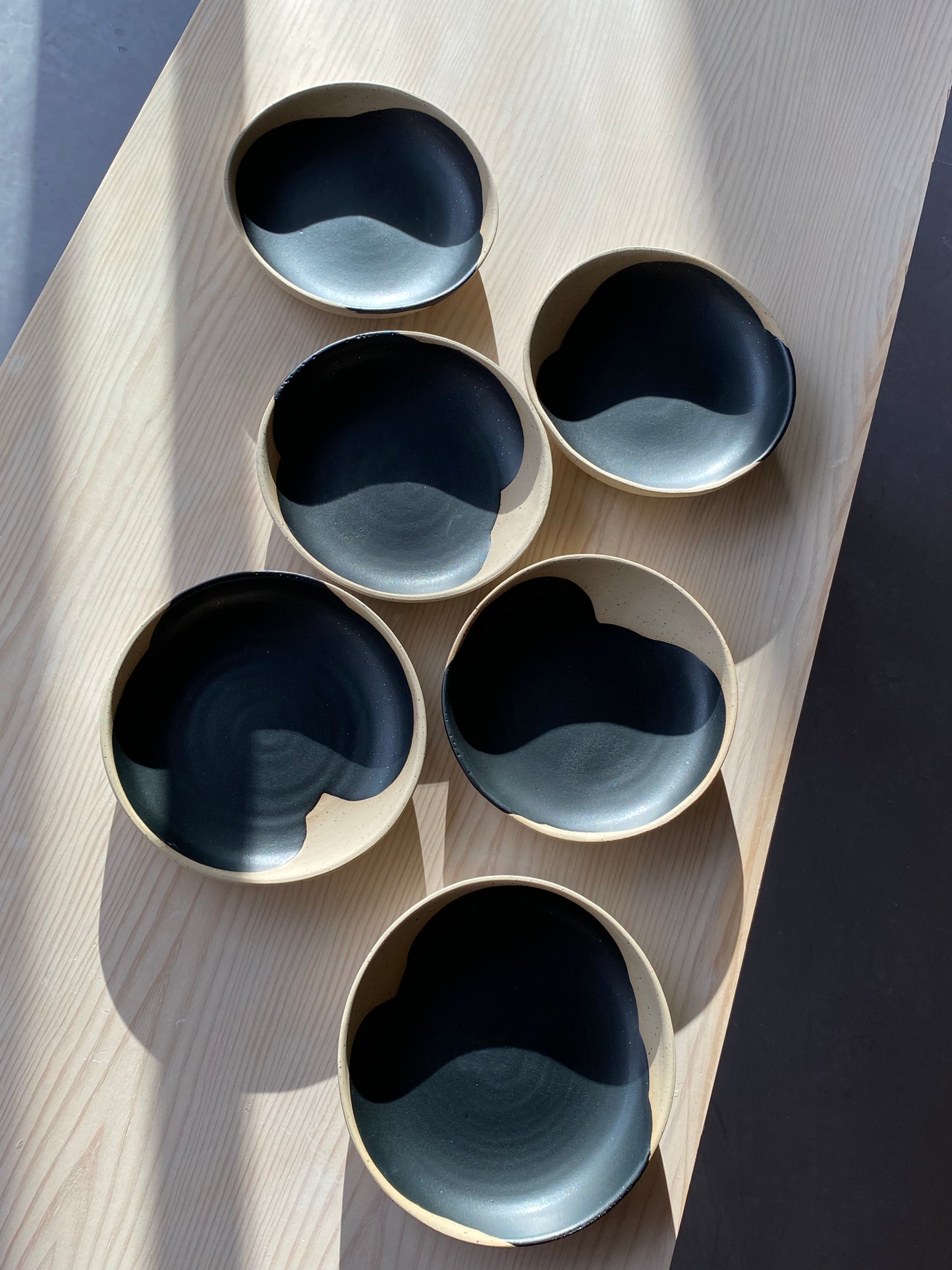 grosse Pastateller "Niki" heller Ton mit Spots No.1