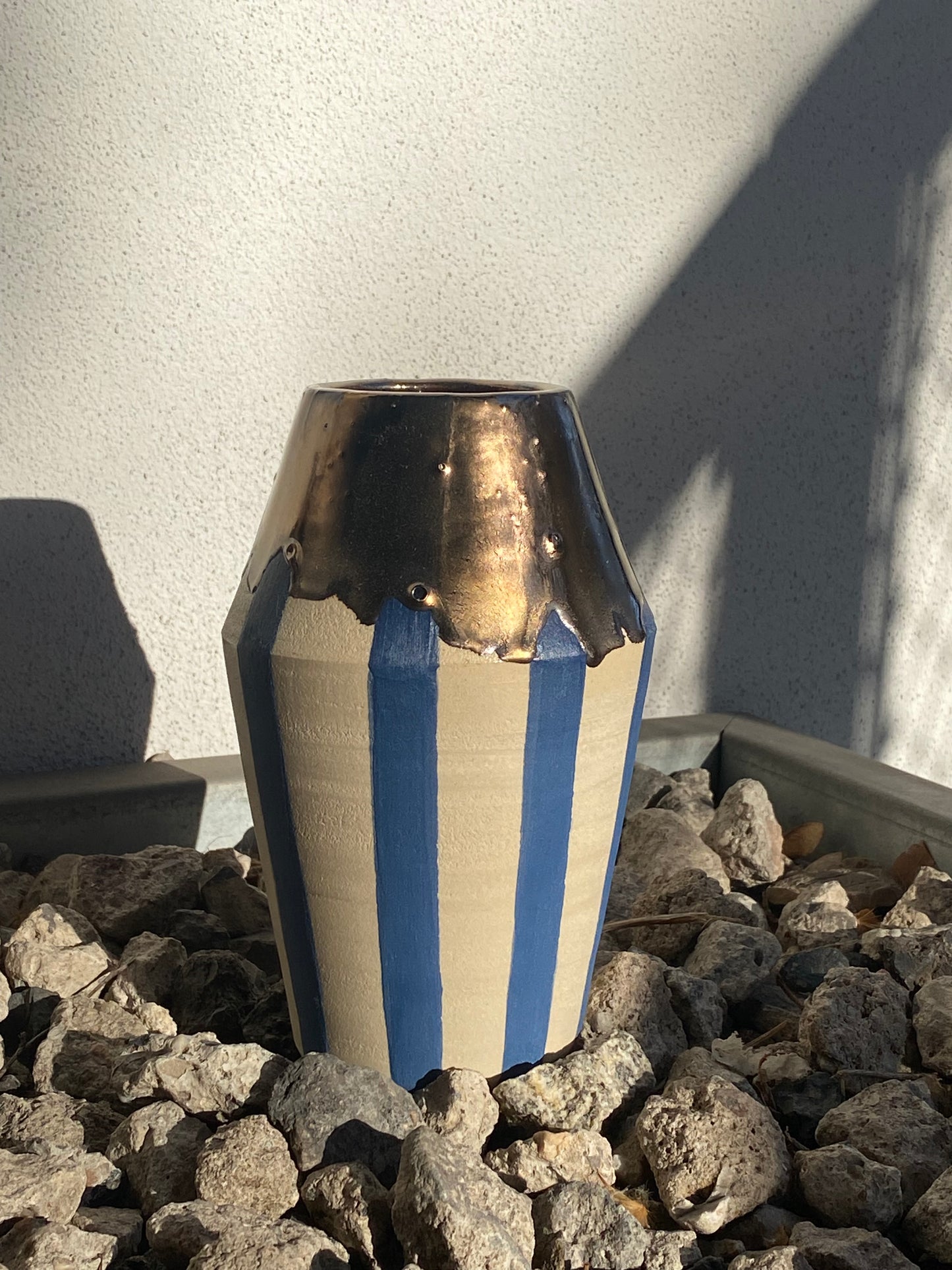 Vase "Grlz" No 4 mit blauen Streifen und gold fliessender Glasur