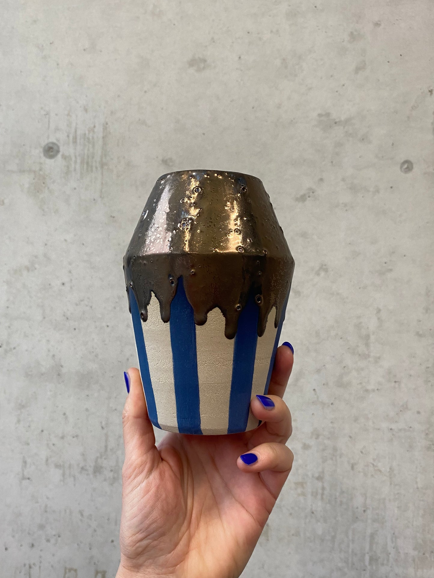 Vase "GRLZ" No 5 mit blauen Streifen und gold fliessender Glasur