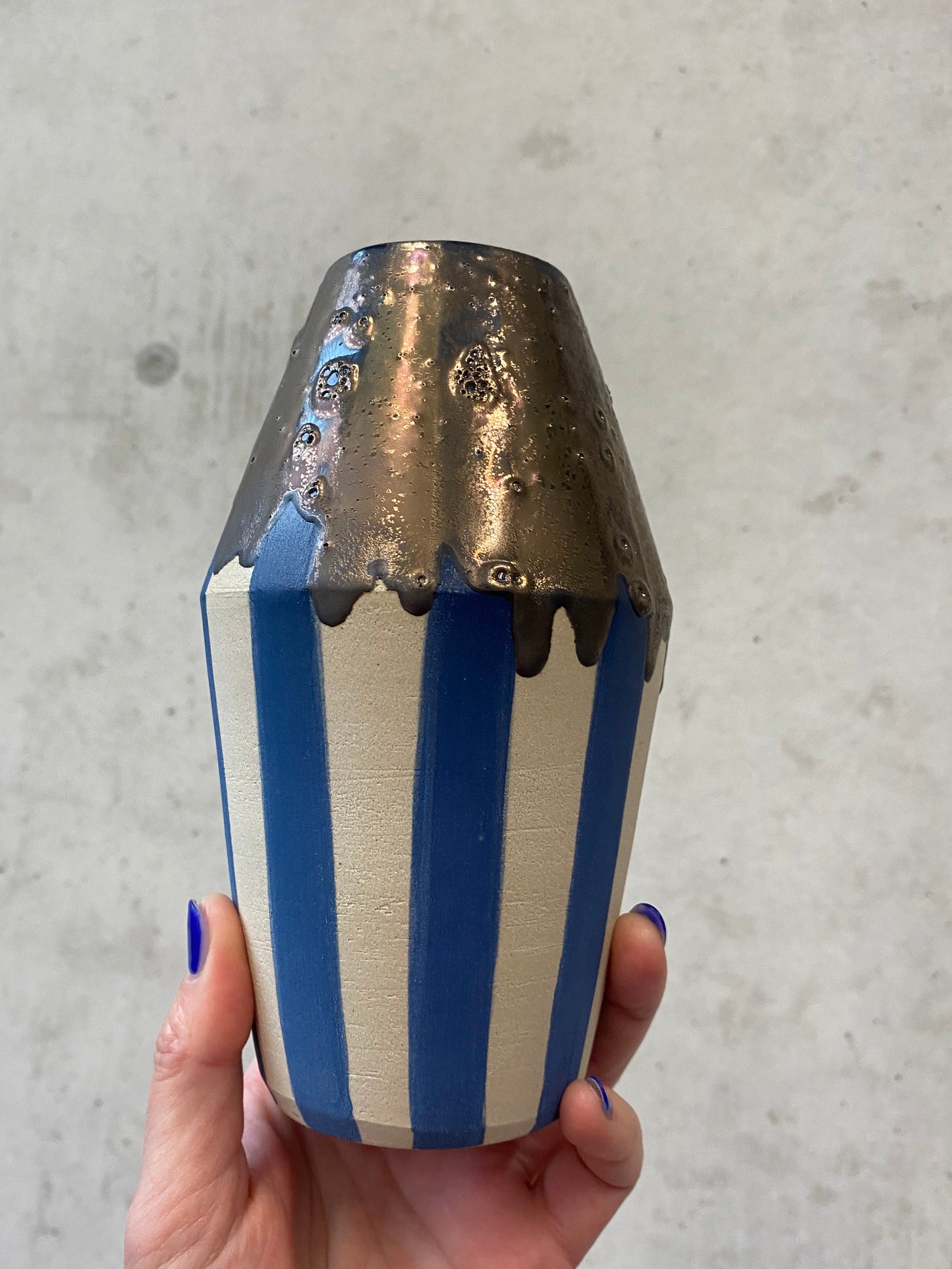 Vase "GRLZ" No 6 mit blauen Streifen und gold fliessender Glasur