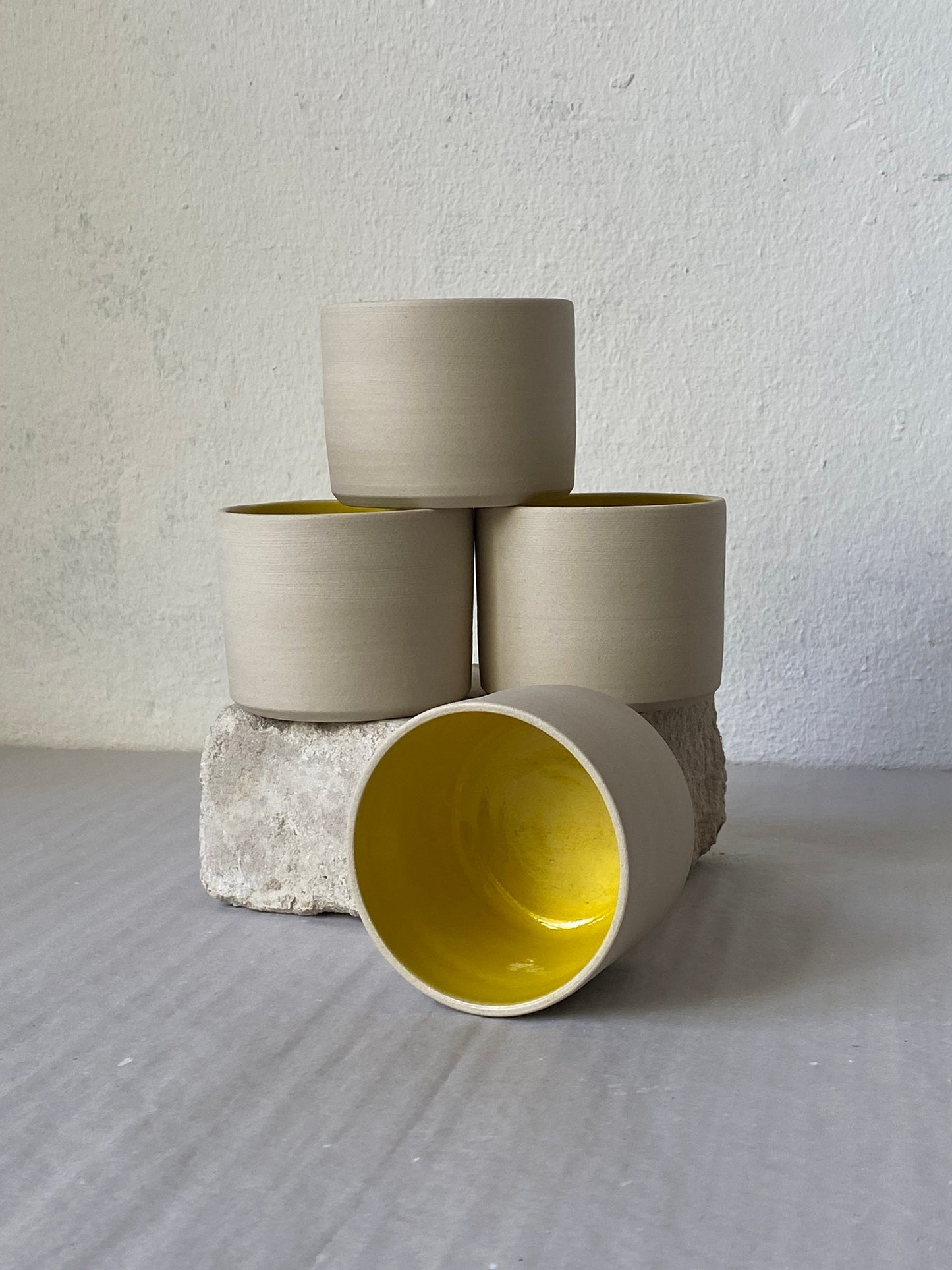 Keramik Becher "Inu" in ‚lemon sun‘