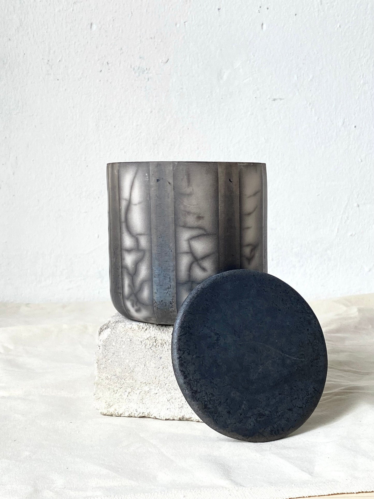 Naked Raku Keramik Dose mit Deckel handgefertigt schwarz weiss Streifen Rauchbrand