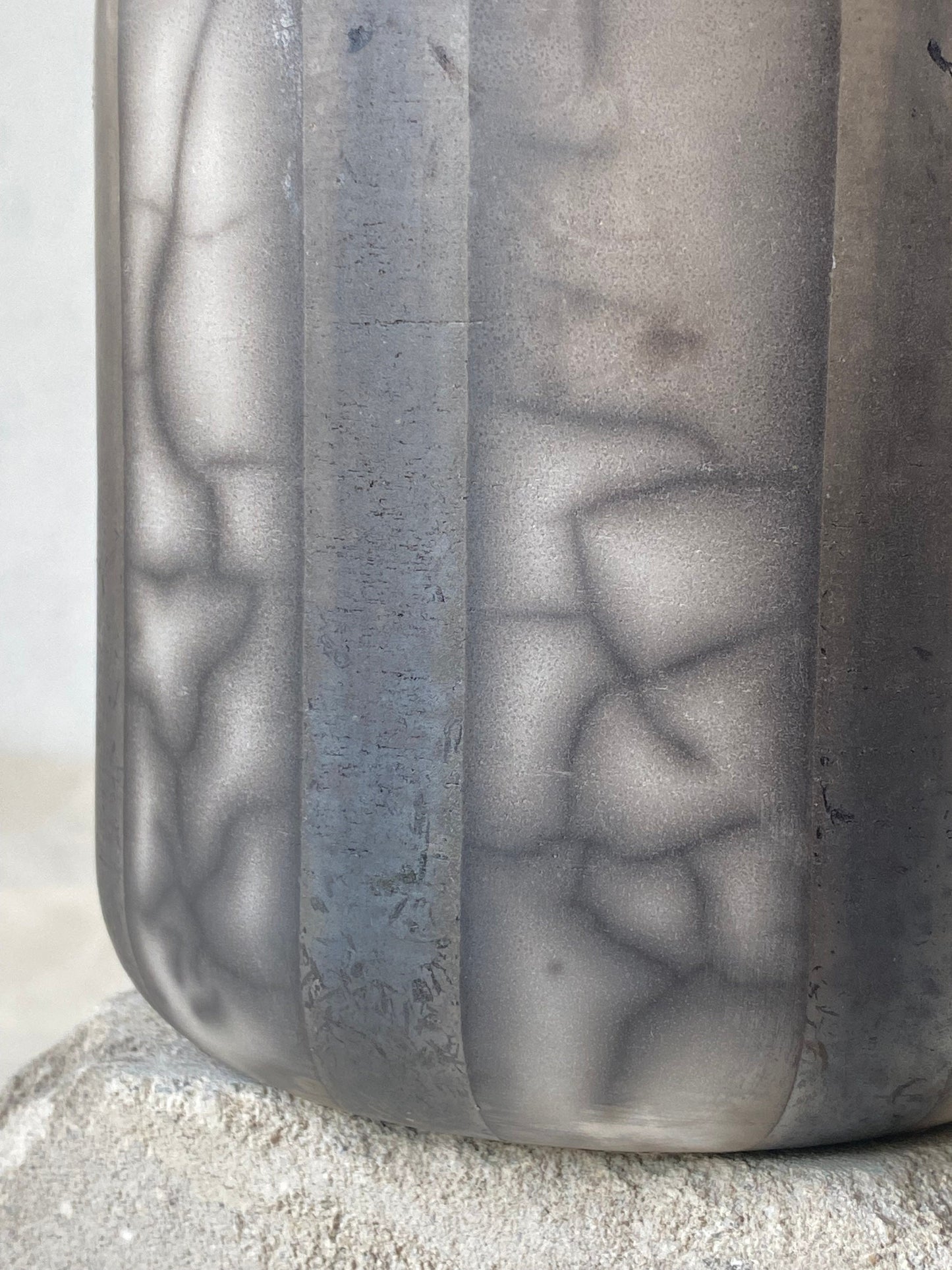 Naked Raku Keramik Dose mit Deckel handgefertigt schwarz weiss Streifen Rauchbrand