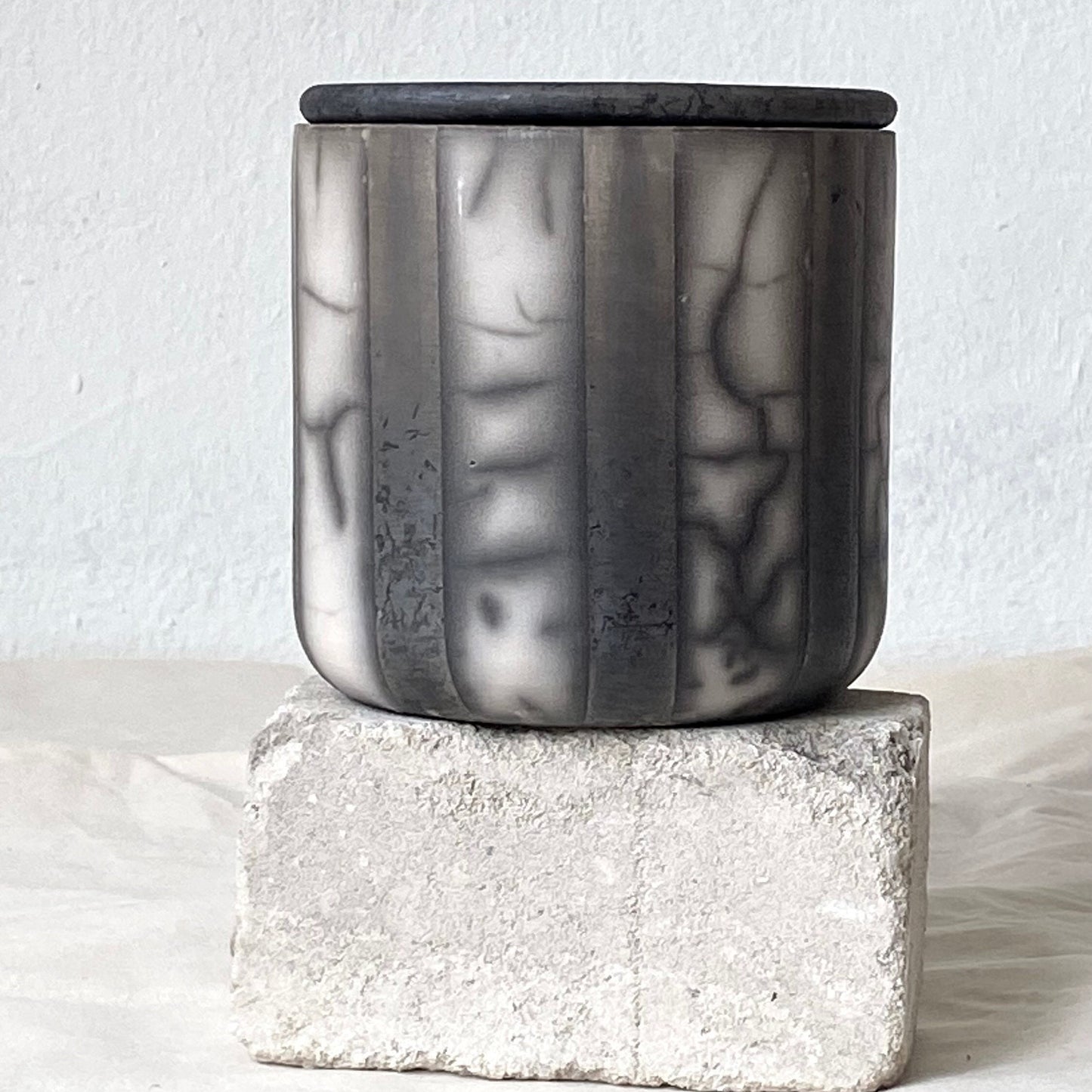 Naked Raku Keramik Dose mit Deckel handgefertigt schwarz weiss Streifen Rauchbrand