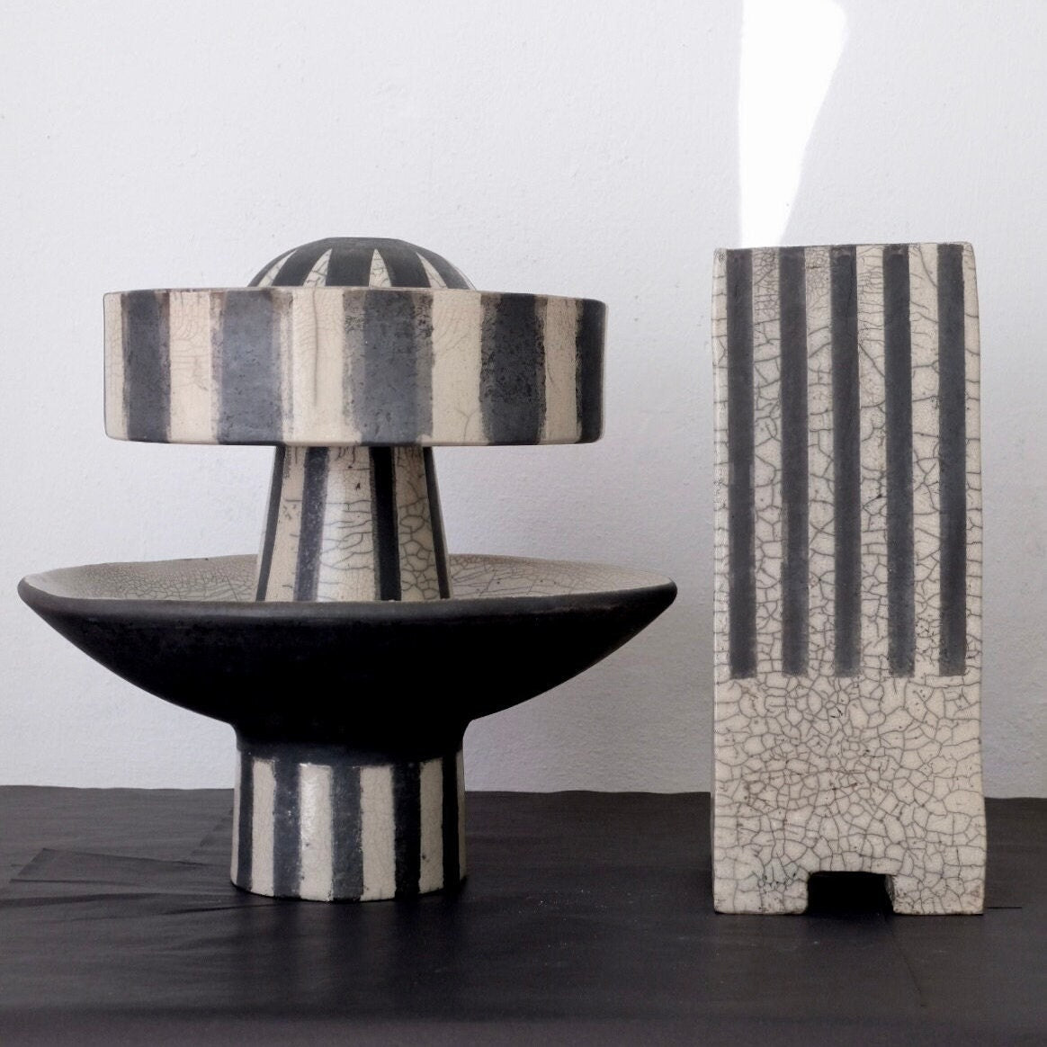 Grosse Raku Vase mit Streifen und Craquelee