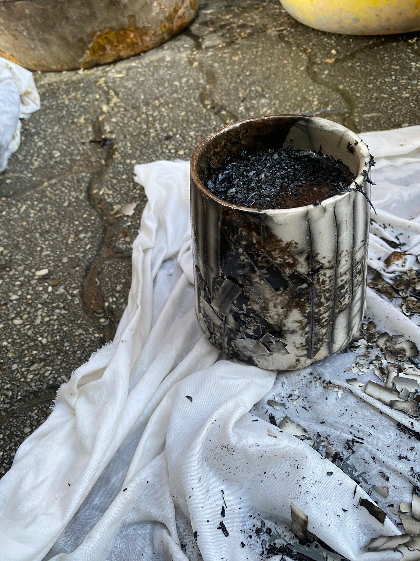 Naked Raku Keramik Dose mit Deckel handgefertigt schwarz weiss Streifen Rauchbrand