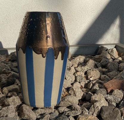 Vase "Grlz" No 3 mit blauen Streifen und gold fliessender Glasur