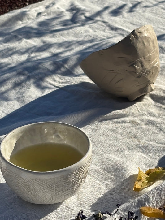 Clay & Leaf: Spuren im Ton. Stille im Tee. Teemeditation und Töpferworkshop
