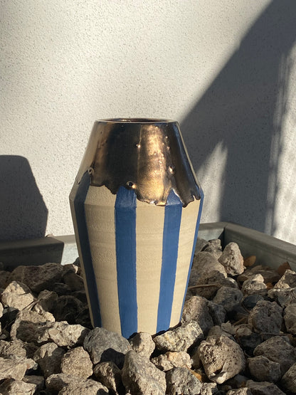 Vase "Grlz" No 4 mit blauen Streifen und gold fliessender Glasur