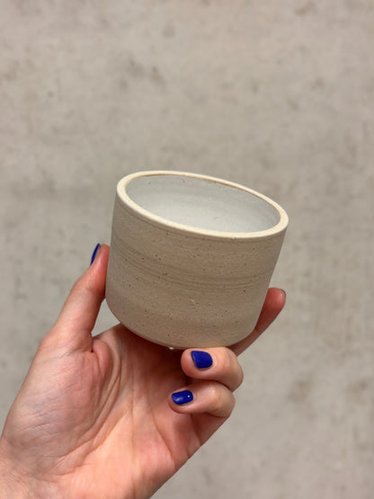 Keramik Becher "Inu" in ‚baked white‘