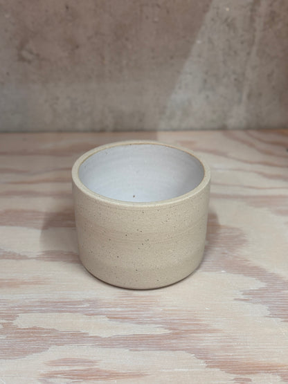 Keramik Becher "Inu" in ‚baked white‘