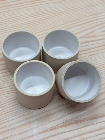 Keramik Becher "Inu" in ‚baked white‘