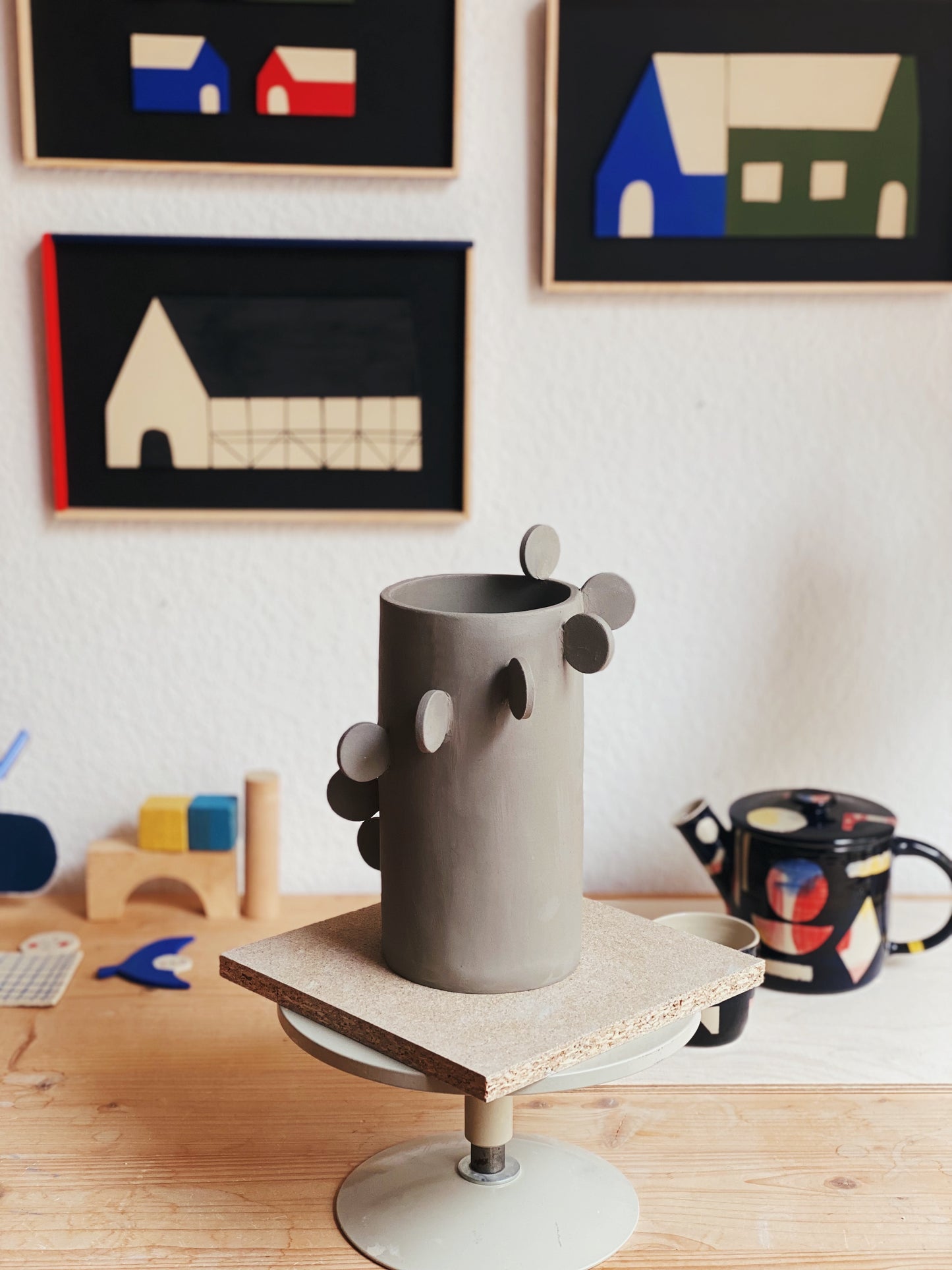 Fläche, Form und Farbe - Collagierte Gefäße. Ein Keramik Design Workshop mit Ulrike Lea Moormann