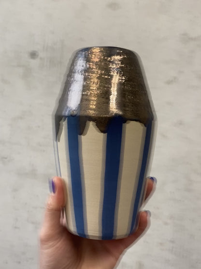 Vase "Grlz" No 3 mit blauen Streifen und gold fliessender Glasur