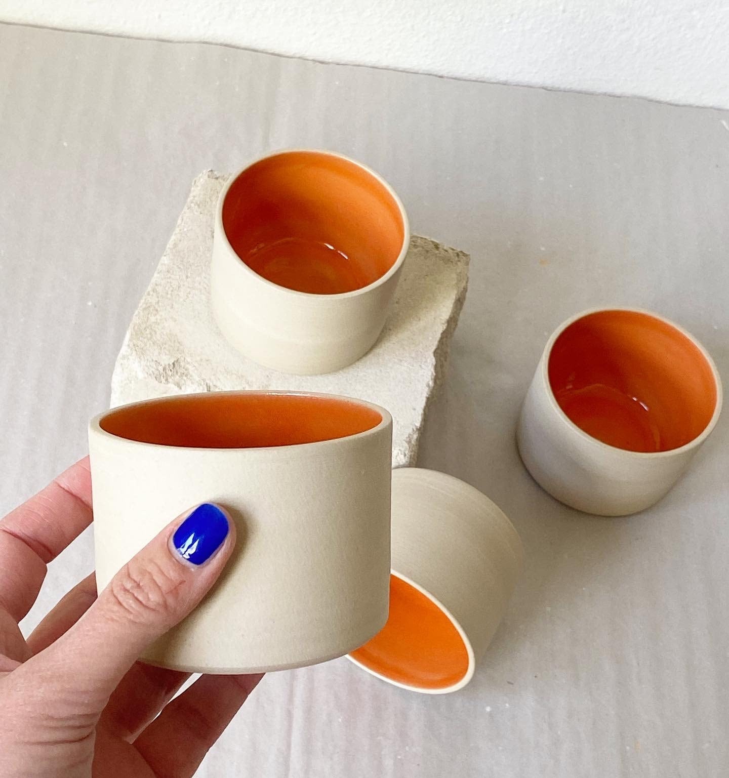 Keramik Becher "Inu" in liquid orange