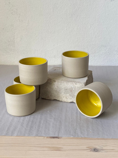Keramik Becher "Inu" in ‚lemon sun‘