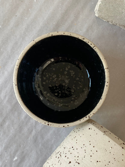 Keramik Becher "Inu" mit Spots, in ‚cubic black‘