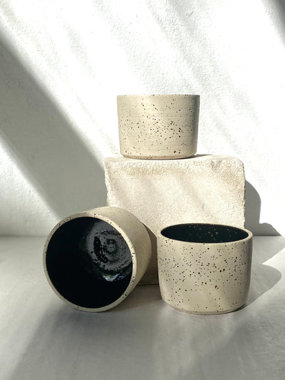 Keramik Becher "Inu" mit Spots, in ‚cubic black‘