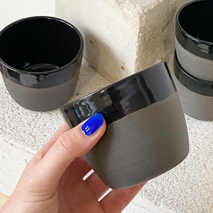 Keramik Becher aus grauem Ton, schwarz glänzend glasiert