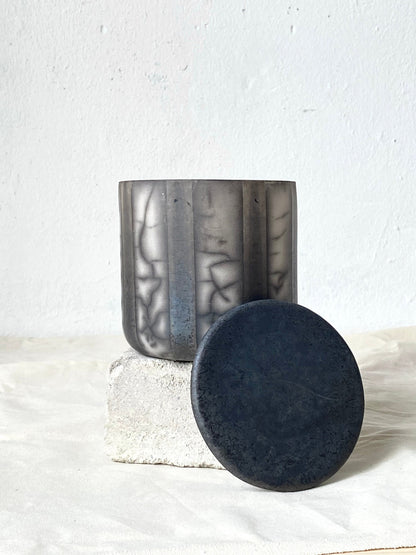 Naked Raku Keramik Dose mit Deckel handgefertigt schwarz weiss Streifen Rauchbrand