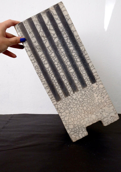 Grosse Raku Vase mit Streifen und Craquelee