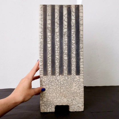 Grosse Raku Vase mit Streifen und Craquelee
